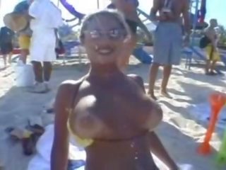 Magnificent bina badan perempuan di yang pantai boleh set sehingga beliau titties jump