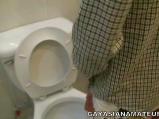 Aziāti urinēt adolescent