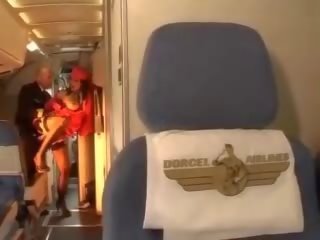 Desiring stewardeza plimbari o manhood inauntru ambii găuri