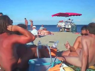 Milf klappen haar beau op naakt strand door voyeurs