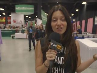 Pornhub aria na exxxotica 2015 pornohviezda rozhovory deň 1