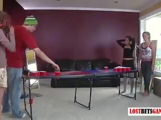 Üç kızlar ve bir çocuk oynamak bir irklararası grup seks arasında temizlik babe pong